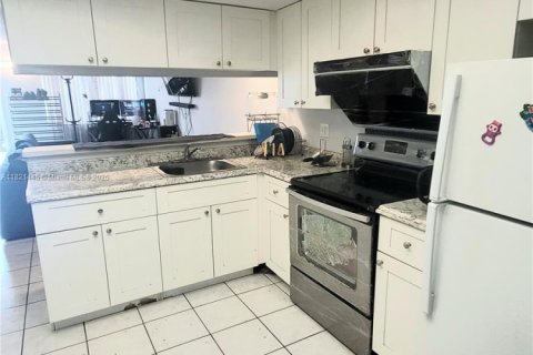 Condominio en venta en Hialeah, Florida, 2 dormitorios, 80.92 m2 № 1781689 - foto 4