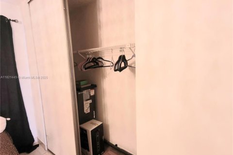 Condominio en venta en Hialeah, Florida, 2 dormitorios, 80.92 m2 № 1781689 - foto 10