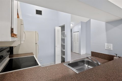 Condo in Miami, Florida, 1 bedroom  № 1993595 - photo 13