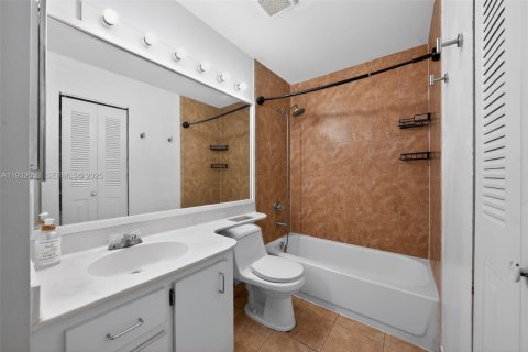 Condo in Miami, Florida, 1 bedroom  № 1993595 - photo 18