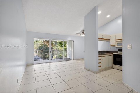 Condo in Miami, Florida, 1 bedroom  № 1993595 - photo 5