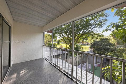 Condo in Miami, Florida, 1 bedroom  № 1993595 - photo 21