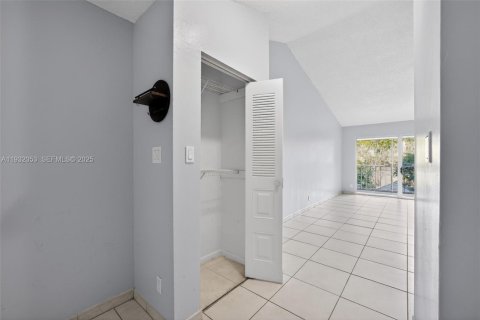Condo in Miami, Florida, 1 bedroom  № 1993595 - photo 4