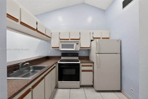 Condo in Miami, Florida, 1 bedroom  № 1993595 - photo 11