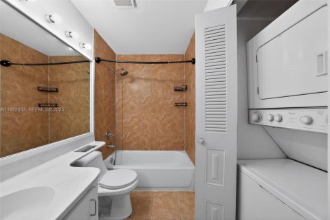 Condo in Miami, Florida, 1 bedroom  № 1993595 - photo 19