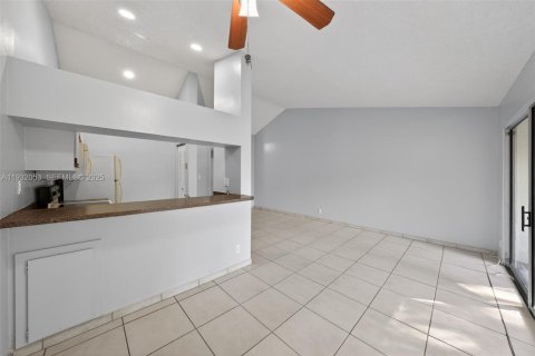 Condo in Miami, Florida, 1 bedroom  № 1993595 - photo 8