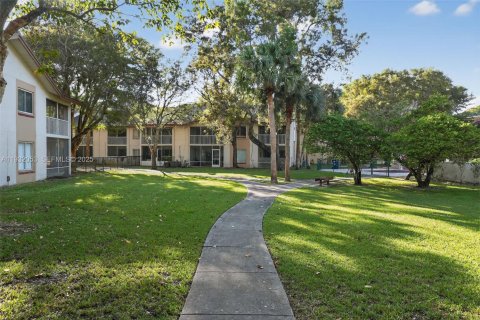 Condo in Miami, Florida, 1 bedroom  № 1993595 - photo 26