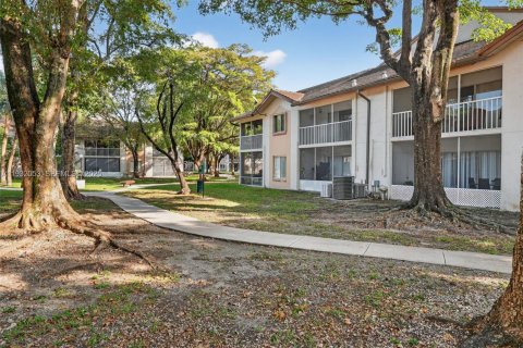 Condo in Miami, Florida, 1 bedroom  № 1993595 - photo 25