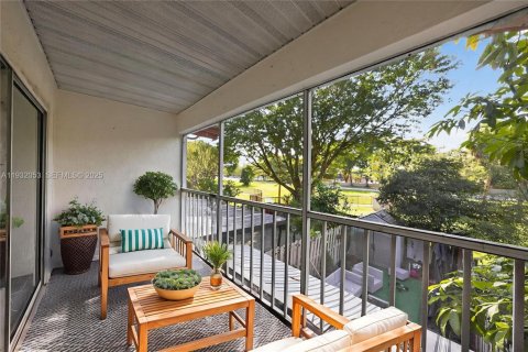 Condo in Miami, Florida, 1 bedroom  № 1993595 - photo 22