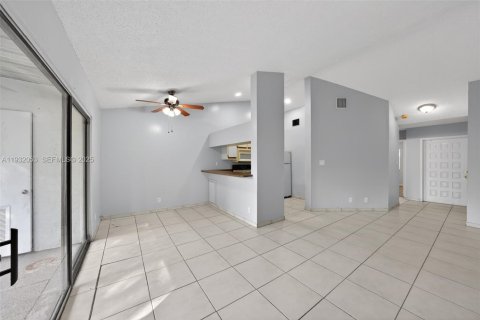 Condo in Miami, Florida, 1 bedroom  № 1993595 - photo 6