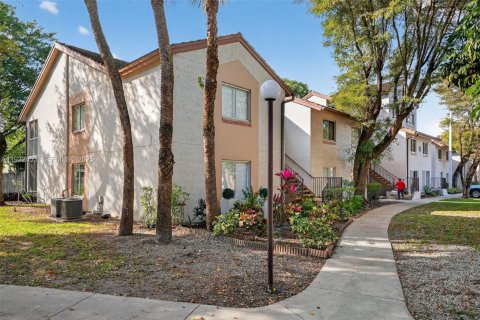 Condo in Miami, Florida, 1 bedroom  № 1993595 - photo 1