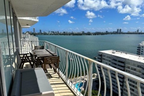 Condo in North Bay Village, Florida, 2 bedrooms  № 1729522 - photo 3