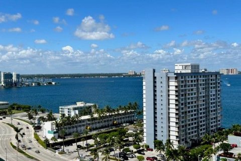 Condo in North Bay Village, Florida, 2 bedrooms  № 1729522 - photo 14