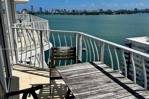 Condo in North Bay Village, Florida, 2 bedrooms  № 1729522 - photo 10