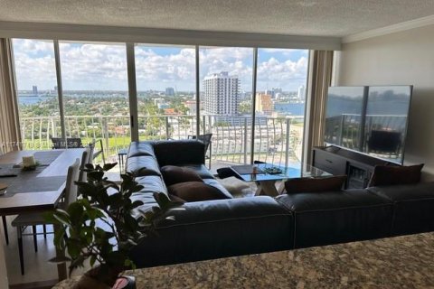 Condo in North Bay Village, Florida, 2 bedrooms  № 1729522 - photo 8
