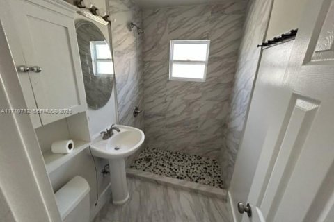 Villa ou maison à louer à Miami, Floride: 4 chambres, 102.19 m2 № 2038179 - photo 2