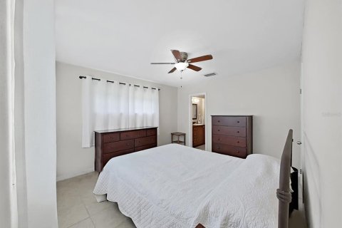 House in Tampa, Florida 3 bedrooms, 92.9 sq.m. № 1805299 - photo 14