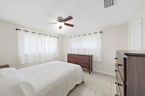 House in Tampa, Florida 3 bedrooms, 92.9 sq.m. № 1805299 - photo 13