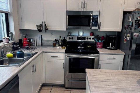 Townhouse in Miami, Florida 3 bedrooms, 122.63 sq.m. № 2060888 - photo 24