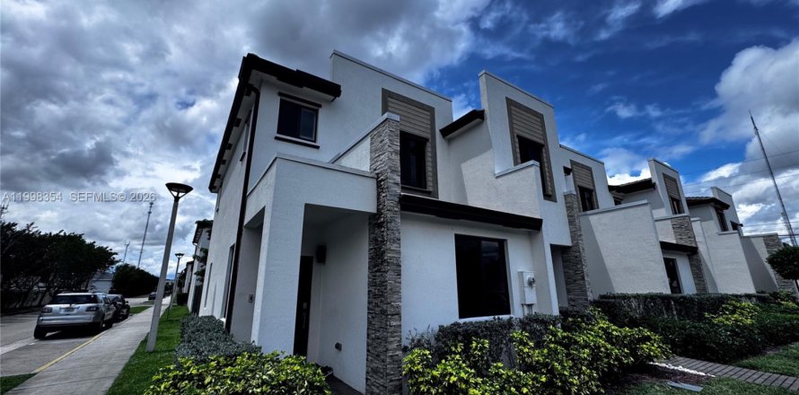 Townhouse in Miami, Florida 3 bedrooms, 122.63 sq.m. № 2060888