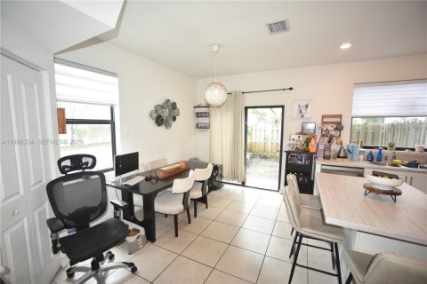 Townhouse in Miami, Florida 3 bedrooms, 122.63 sq.m. № 2060888 - photo 6