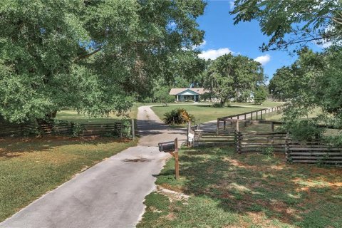 House in Citra, Florida 3 bedrooms, 174.1 sq.m. № 1680738 - photo 1