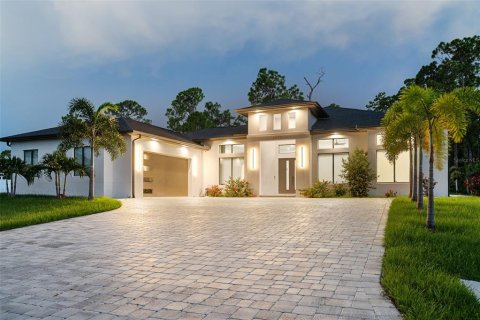 Casa en North Port, Florida 4 dormitorios, 248.89 m2 № 2302304