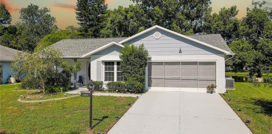 House in New Port Richey, Florida 2 bedrooms, 114.27 sq.m. № 1833344