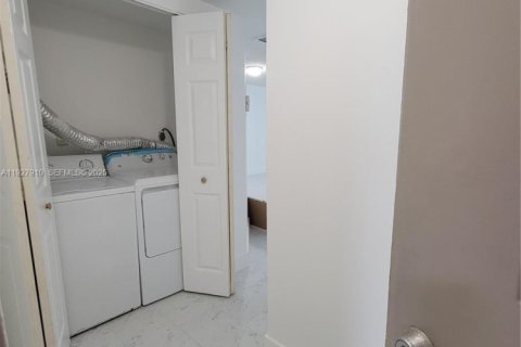 Снять в аренду квартиру в Дорал, Флорида 2 спальни, 96.25м2, № 1988151 - фото 1