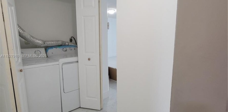 Квартира в Дорал, Флорида 2 спальни, 96.25м2 № 1988151