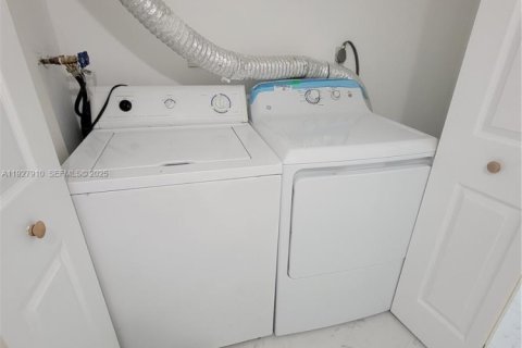 Снять в аренду квартиру в Дорал, Флорида 2 спальни, 96.25м2, № 1988151 - фото 2