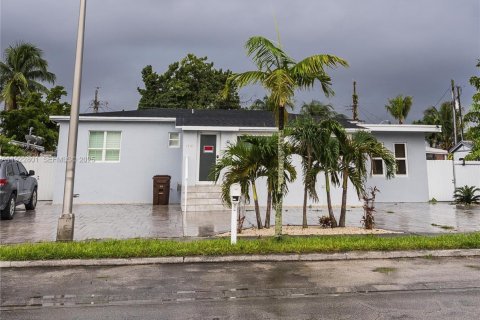 Villa ou maison à louer à Hialeah, Floride: 3 chambres, 138.61 m2 № 1976712 - photo 2
