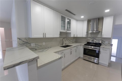 Villa ou maison à louer à Hialeah, Floride: 3 chambres, 138.61 m2 № 1976712 - photo 10