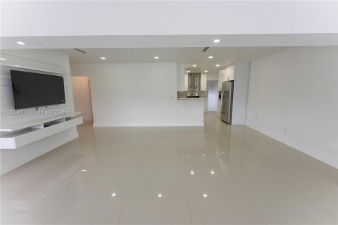 Villa ou maison à louer à Hialeah, Floride: 3 chambres, 138.61 m2 № 1976712 - photo 7