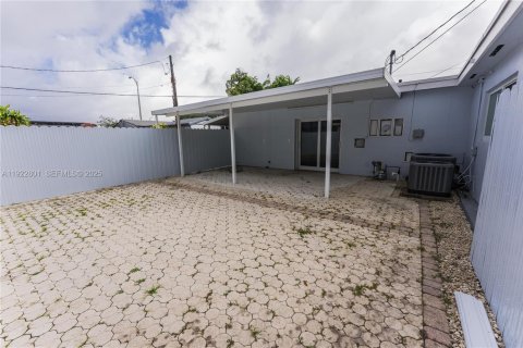Villa ou maison à louer à Hialeah, Floride: 3 chambres, 138.61 m2 № 1976712 - photo 24