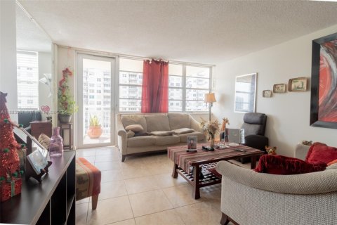 Condo in Sunny Isles Beach, Florida, 2 bedrooms  № 1930718 - photo 29