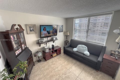 Condo in Sunny Isles Beach, Florida, 2 bedrooms  № 1930718 - photo 15
