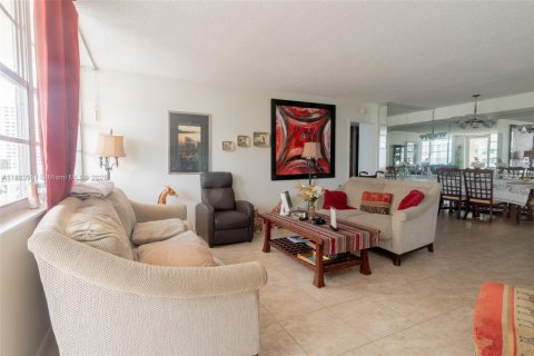 Condo in Sunny Isles Beach, Florida, 2 bedrooms  № 1930718 - photo 28