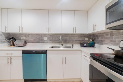 Condo in Sunny Isles Beach, Florida, 2 bedrooms  № 1930718 - photo 12