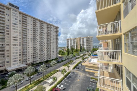 Condo in Sunny Isles Beach, Florida, 2 bedrooms  № 1930718 - photo 5