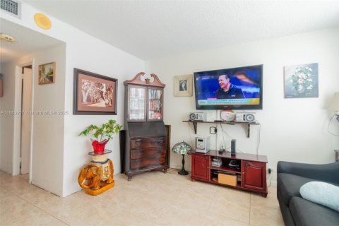 Condo in Sunny Isles Beach, Florida, 2 bedrooms  № 1930718 - photo 19