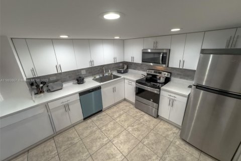 Condo in Sunny Isles Beach, Florida, 2 bedrooms  № 1930718 - photo 10