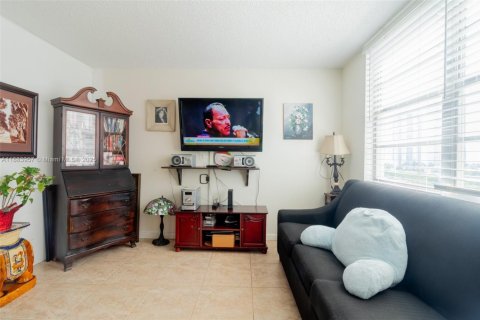 Condo in Sunny Isles Beach, Florida, 2 bedrooms  № 1930718 - photo 30
