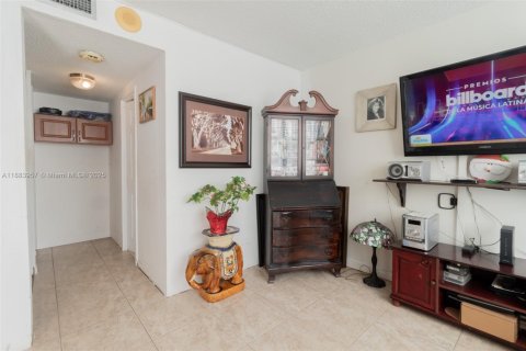 Condo in Sunny Isles Beach, Florida, 2 bedrooms  № 1930718 - photo 18