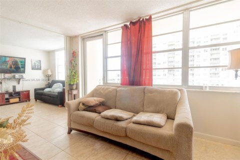 Condo in Sunny Isles Beach, Florida, 2 bedrooms  № 1930718 - photo 26