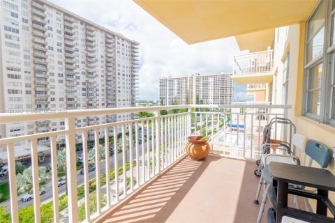 Condo in Sunny Isles Beach, Florida, 2 bedrooms  № 1930718 - photo 1