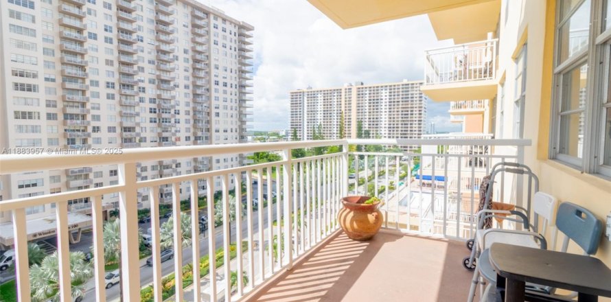 Condo in Sunny Isles Beach, Florida, 2 bedrooms  № 1930718