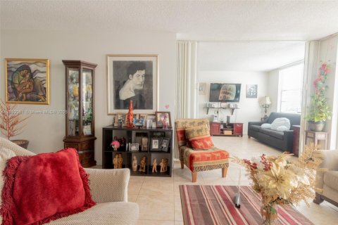 Condo in Sunny Isles Beach, Florida, 2 bedrooms  № 1930718 - photo 27