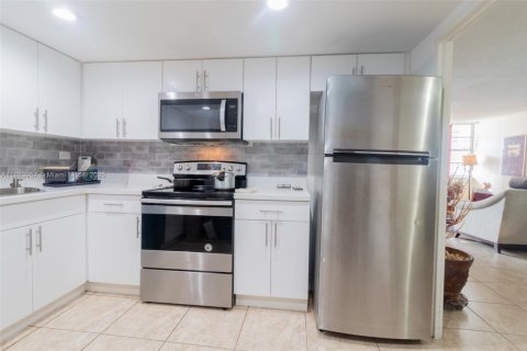 Condo in Sunny Isles Beach, Florida, 2 bedrooms  № 1930718 - photo 9