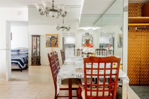 Condo in Sunny Isles Beach, Florida, 2 bedrooms  № 1930718 - photo 25